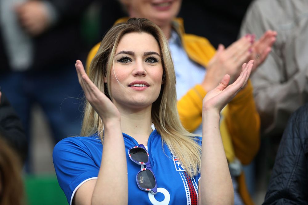 GALERIE FOTO: Cele mai frumoase fete de la Euro! Albanezele prind sigur finala, polonezele au luat toate blitzurile: poza in care doua dintre ele se saruta in tribune e azi viral pe net :)_13