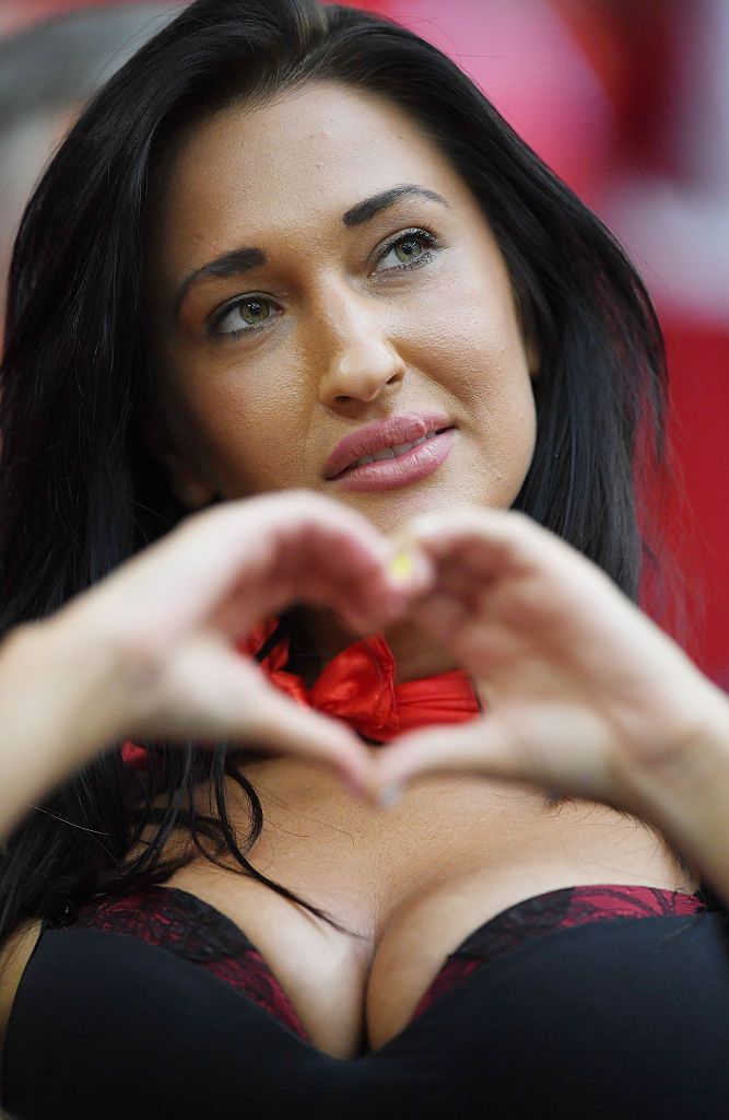 GALERIE FOTO: Cele mai frumoase fete de la Euro! Albanezele prind sigur finala, polonezele au luat toate blitzurile: poza in care doua dintre ele se saruta in tribune e azi viral pe net :)_16