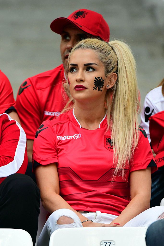 GALERIE FOTO: Cele mai frumoase fete de la Euro! Albanezele prind sigur finala, polonezele au luat toate blitzurile: poza in care doua dintre ele se saruta in tribune e azi viral pe net :)_18