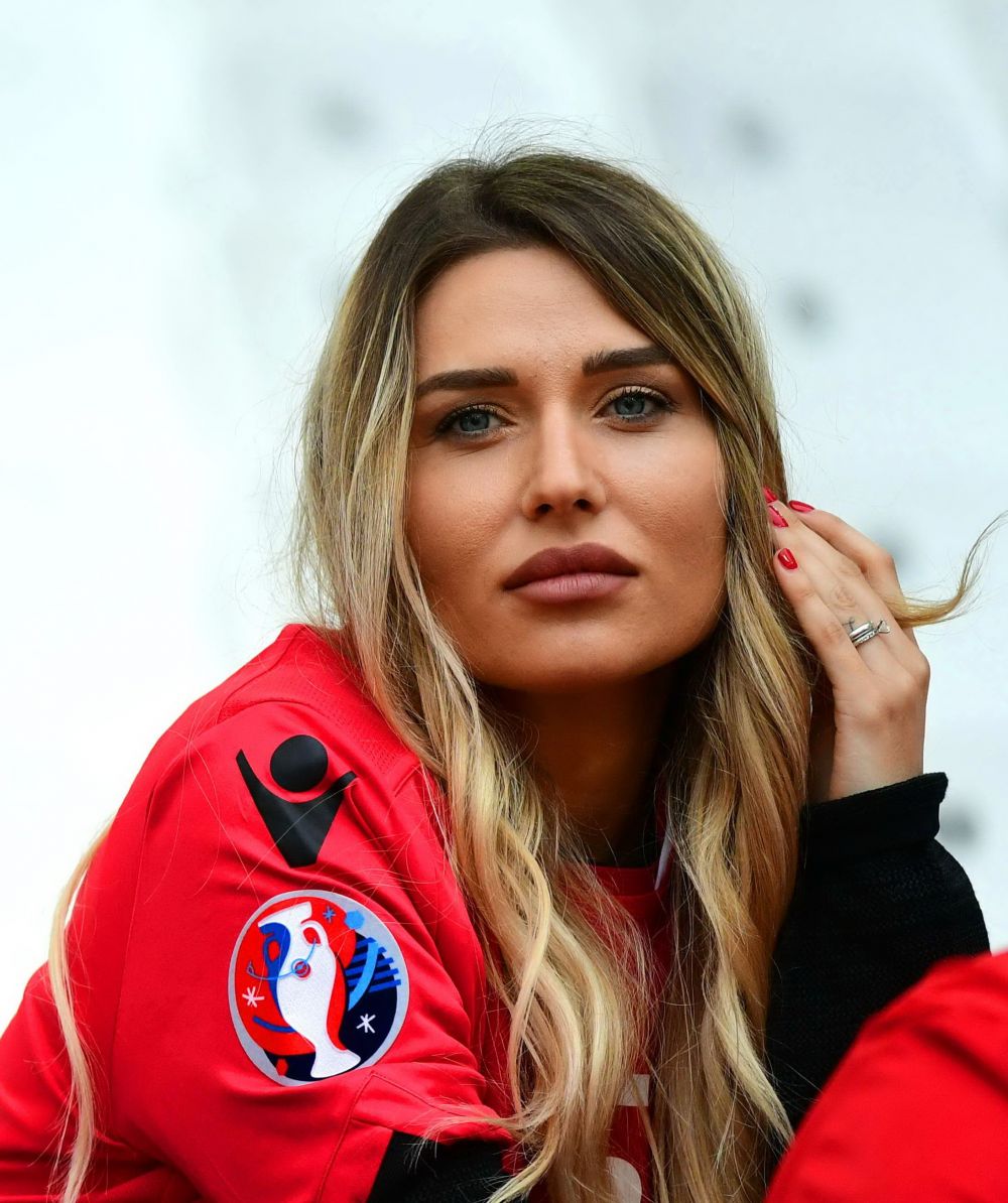 GALERIE FOTO: Cele mai frumoase fete de la Euro! Albanezele prind sigur finala, polonezele au luat toate blitzurile: poza in care doua dintre ele se saruta in tribune e azi viral pe net :)_20