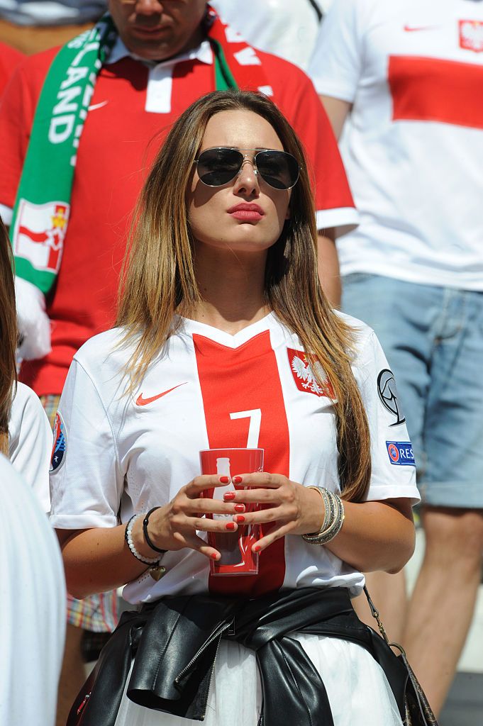 GALERIE FOTO: Cele mai frumoase fete de la Euro! Albanezele prind sigur finala, polonezele au luat toate blitzurile: poza in care doua dintre ele se saruta in tribune e azi viral pe net :)_3
