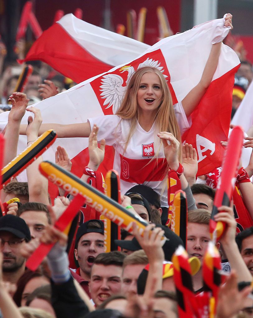 GALERIE FOTO: Cele mai frumoase fete de la Euro! Albanezele prind sigur finala, polonezele au luat toate blitzurile: poza in care doua dintre ele se saruta in tribune e azi viral pe net :)_27