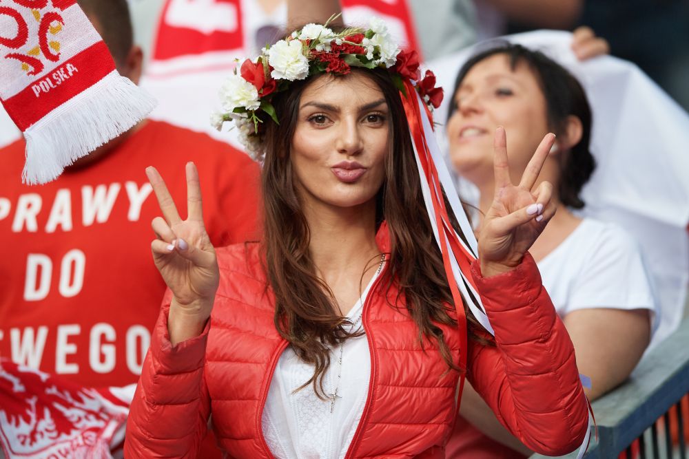GALERIE FOTO: Cele mai frumoase fete de la Euro! Albanezele prind sigur finala, polonezele au luat toate blitzurile: poza in care doua dintre ele se saruta in tribune e azi viral pe net :)_28