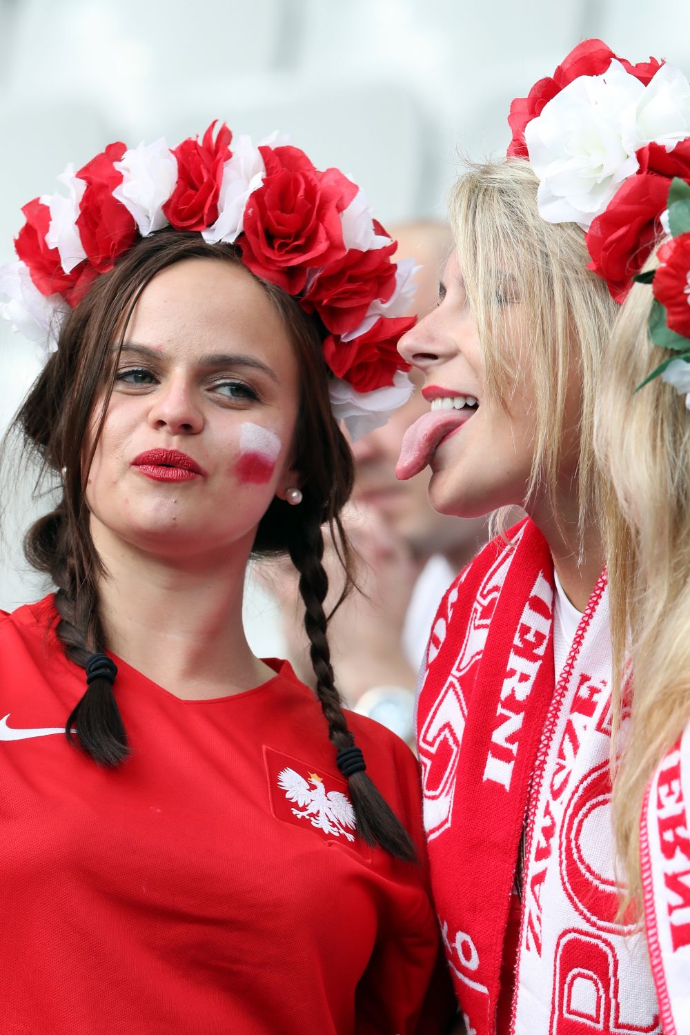 GALERIE FOTO: Cele mai frumoase fete de la Euro! Albanezele prind sigur finala, polonezele au luat toate blitzurile: poza in care doua dintre ele se saruta in tribune e azi viral pe net :)_29