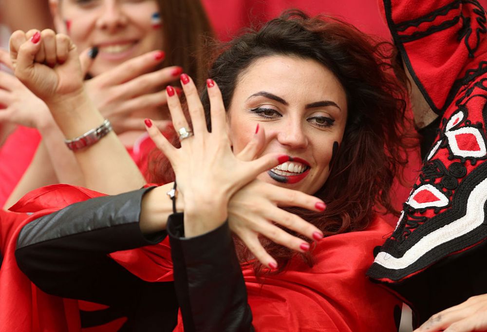 GALERIE FOTO: Cele mai frumoase fete de la Euro! Albanezele prind sigur finala, polonezele au luat toate blitzurile: poza in care doua dintre ele se saruta in tribune e azi viral pe net :)_30
