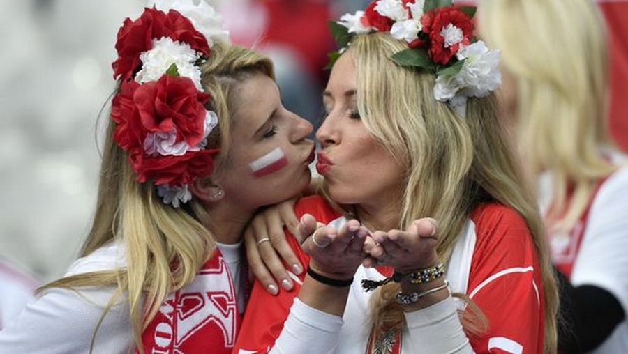 GALERIE FOTO: Cele mai frumoase fete de la Euro! Albanezele prind sigur finala, polonezele au luat toate blitzurile: poza in care doua dintre ele se saruta in tribune e azi viral pe net :)_31