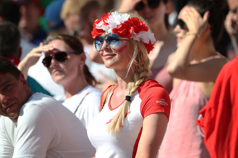 GALERIE FOTO: Cele mai frumoase fete de la Euro! Albanezele prind sigur finala, polonezele au luat toate blitzurile: poza in care doua dintre ele se saruta in tribune e azi viral pe net :)_9