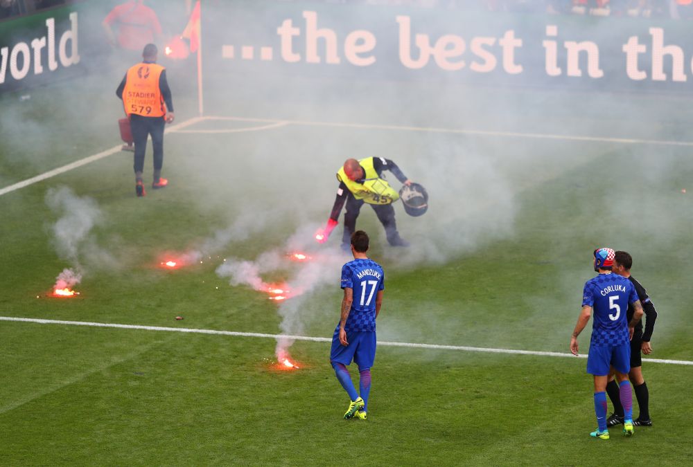 Croatii si-au distrus propria nationala. Au aruncat 20 de torte pe teren, Cehia a dat gol dupa reluarea meciului! O petarda i-a explodat IN FATA unui steward. FOTO_1
