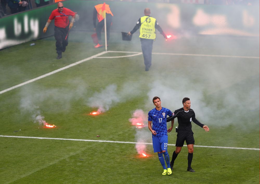 Croatii si-au distrus propria nationala. Au aruncat 20 de torte pe teren, Cehia a dat gol dupa reluarea meciului! O petarda i-a explodat IN FATA unui steward. FOTO_2