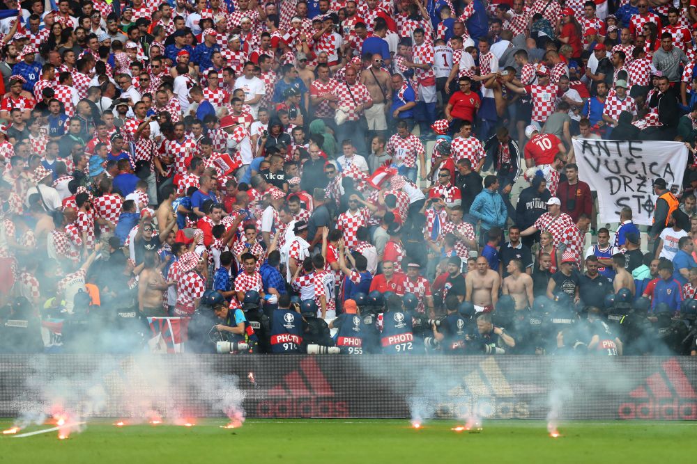 Croatii si-au distrus propria nationala. Au aruncat 20 de torte pe teren, Cehia a dat gol dupa reluarea meciului! O petarda i-a explodat IN FATA unui steward. FOTO_3
