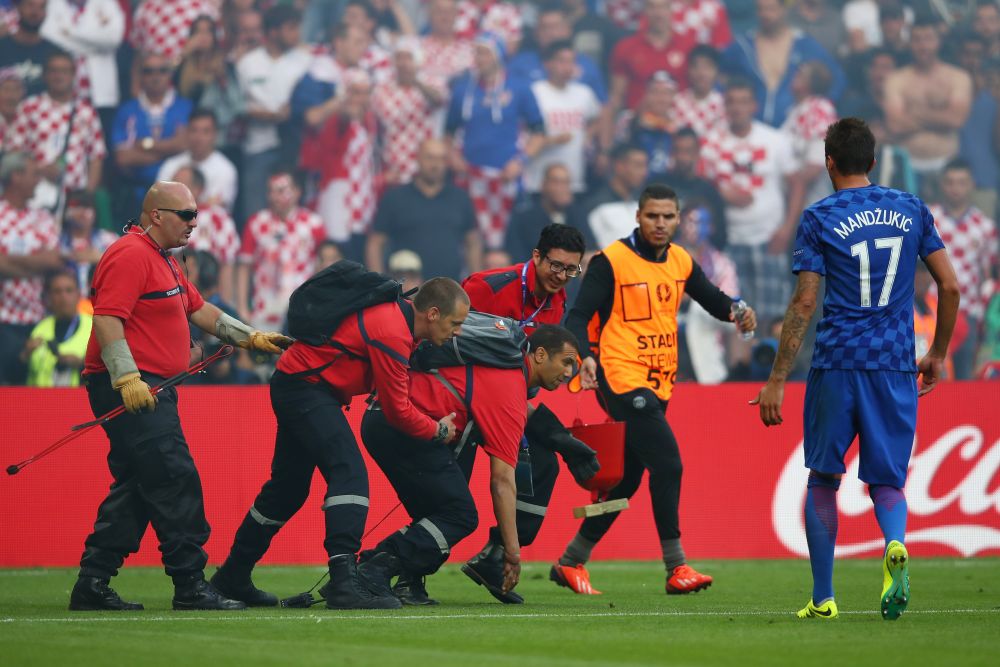 Croatii si-au distrus propria nationala. Au aruncat 20 de torte pe teren, Cehia a dat gol dupa reluarea meciului! O petarda i-a explodat IN FATA unui steward. FOTO_7
