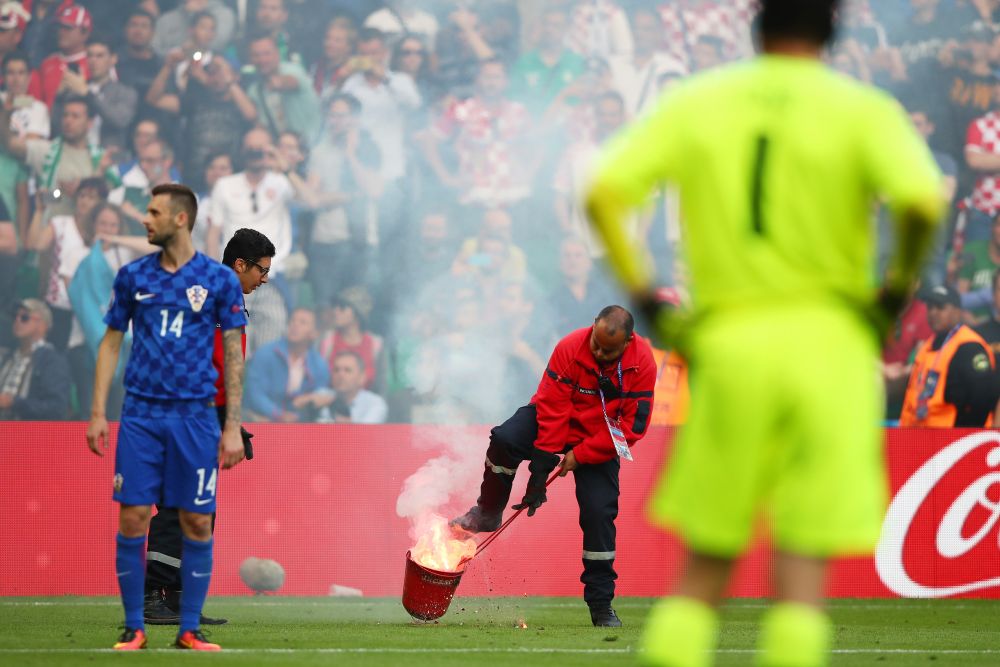 Croatii si-au distrus propria nationala. Au aruncat 20 de torte pe teren, Cehia a dat gol dupa reluarea meciului! O petarda i-a explodat IN FATA unui steward. FOTO_8