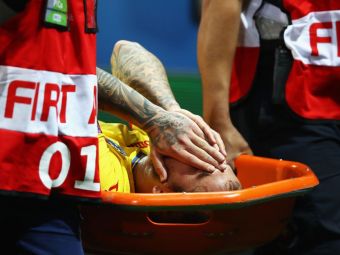 
	Dramatic: Denis Alibec, scos pe targa din stadion dupa accidentarea din meciul cu Albania. Atacantul, suspect de o ruptura a ligamentelor genunchiului

