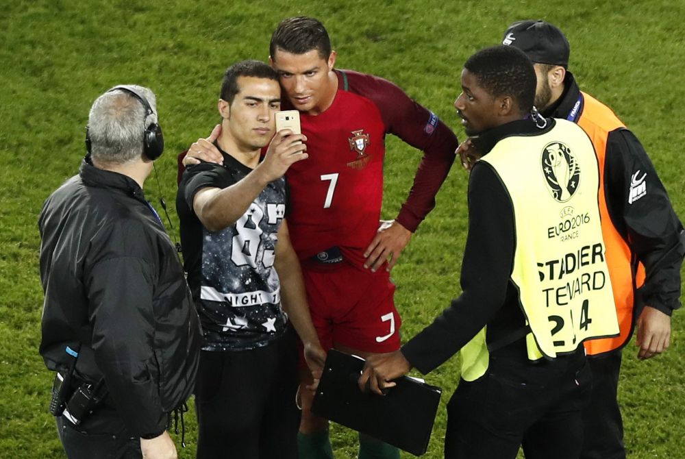 Zero goluri, ZERO probleme! Ronaldo a stat la selfie cu un fan care a patruns pe gazon la finalul meciului cu Austria. FOTO_1