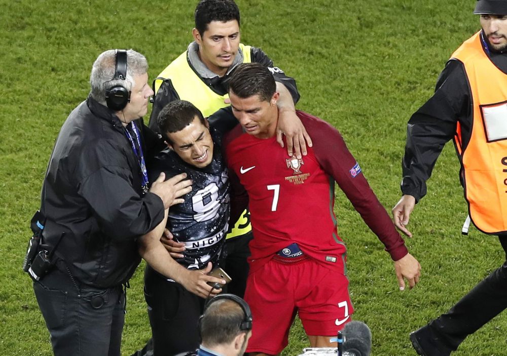 Zero goluri, ZERO probleme! Ronaldo a stat la selfie cu un fan care a patruns pe gazon la finalul meciului cu Austria. FOTO_2
