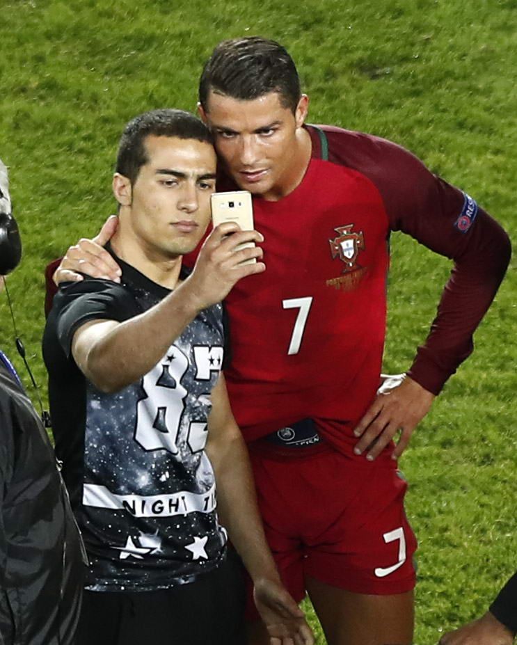 Zero goluri, ZERO probleme! Ronaldo a stat la selfie cu un fan care a patruns pe gazon la finalul meciului cu Austria. FOTO_3