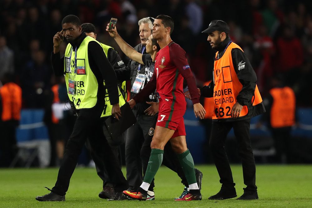 Zero goluri, ZERO probleme! Ronaldo a stat la selfie cu un fan care a patruns pe gazon la finalul meciului cu Austria. FOTO_6