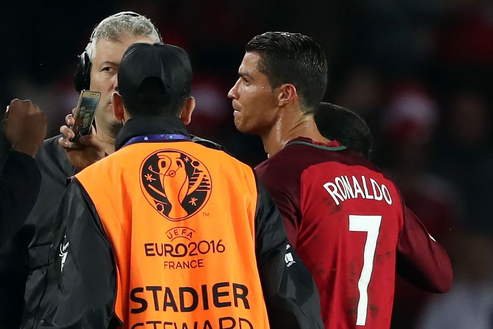Zero goluri, ZERO probleme! Ronaldo a stat la selfie cu un fan care a patruns pe gazon la finalul meciului cu Austria. FOTO_7