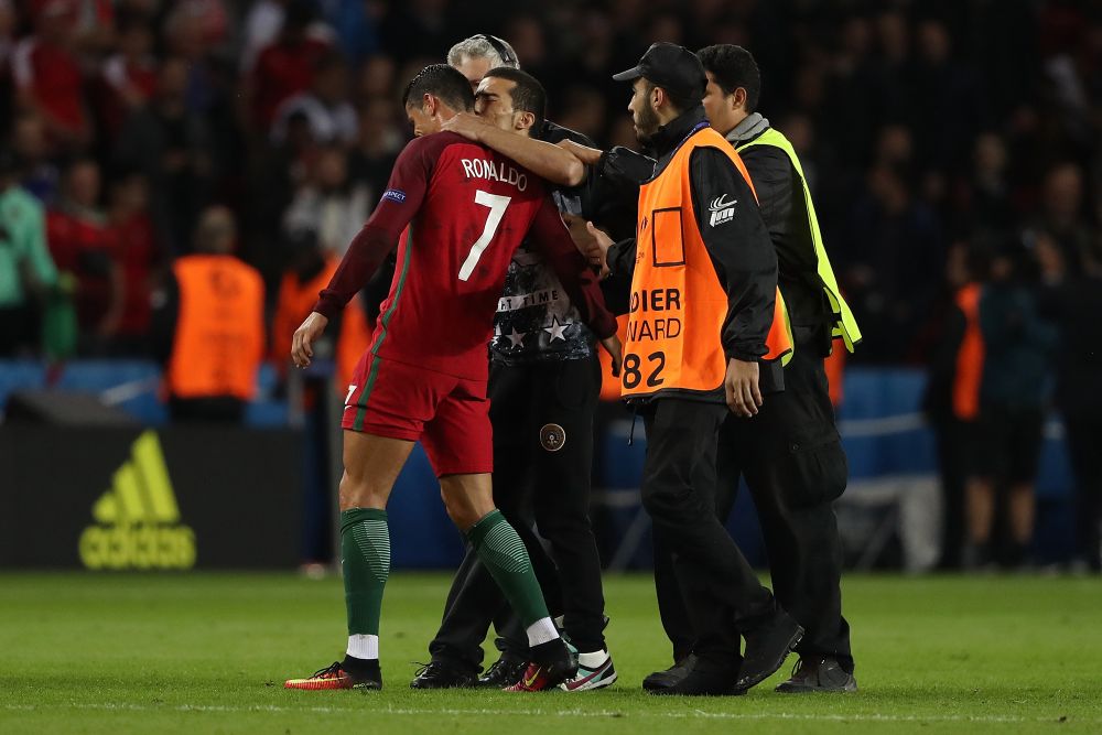 Zero goluri, ZERO probleme! Ronaldo a stat la selfie cu un fan care a patruns pe gazon la finalul meciului cu Austria. FOTO_8