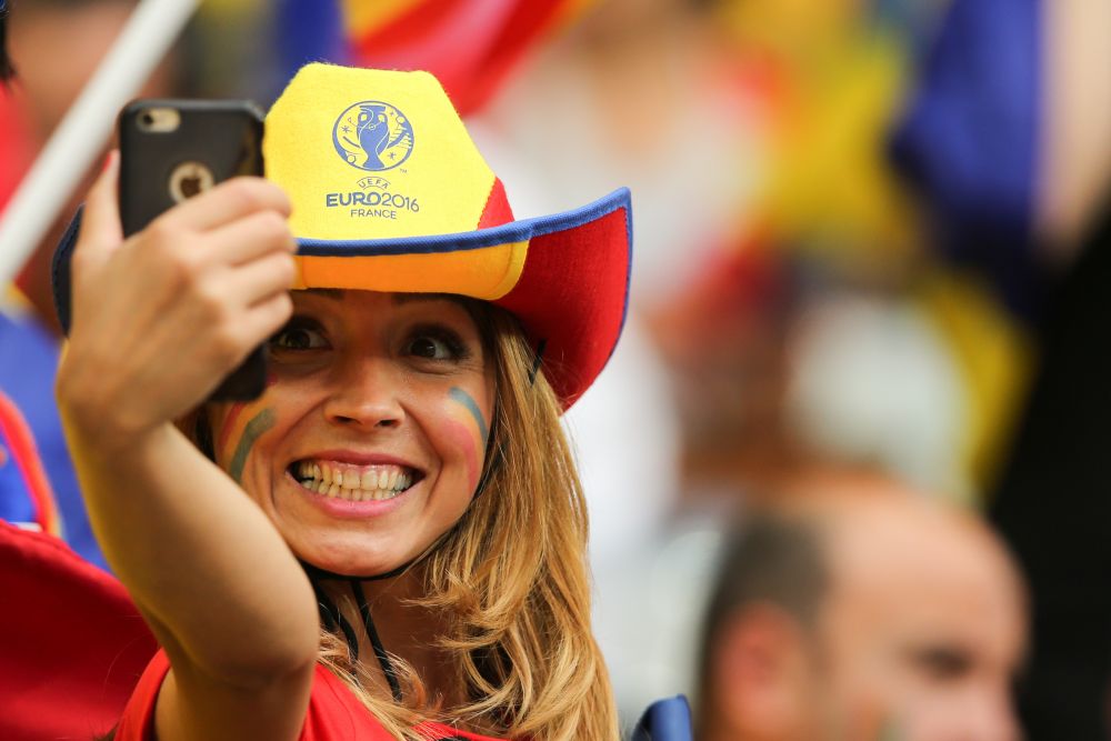 Daca se juca pe frumusete, Romania - Albania era finala Euro! GALERIE FOTO Cine castiga duelul fanelor?_1