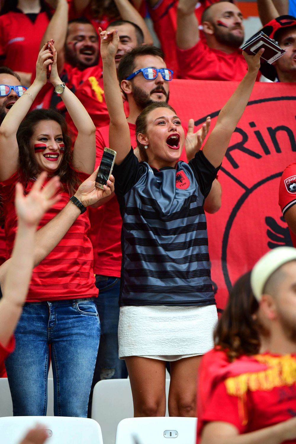 Daca se juca pe frumusete, Romania - Albania era finala Euro! GALERIE FOTO Cine castiga duelul fanelor?_13