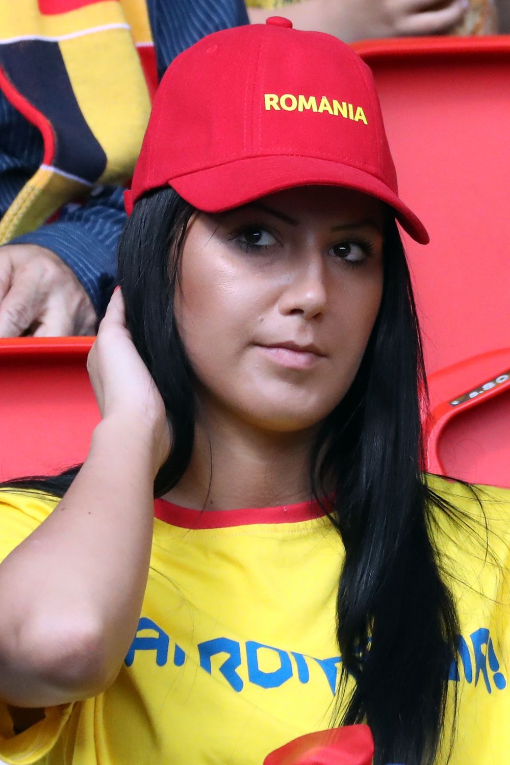 Daca se juca pe frumusete, Romania - Albania era finala Euro! GALERIE FOTO Cine castiga duelul fanelor?_19