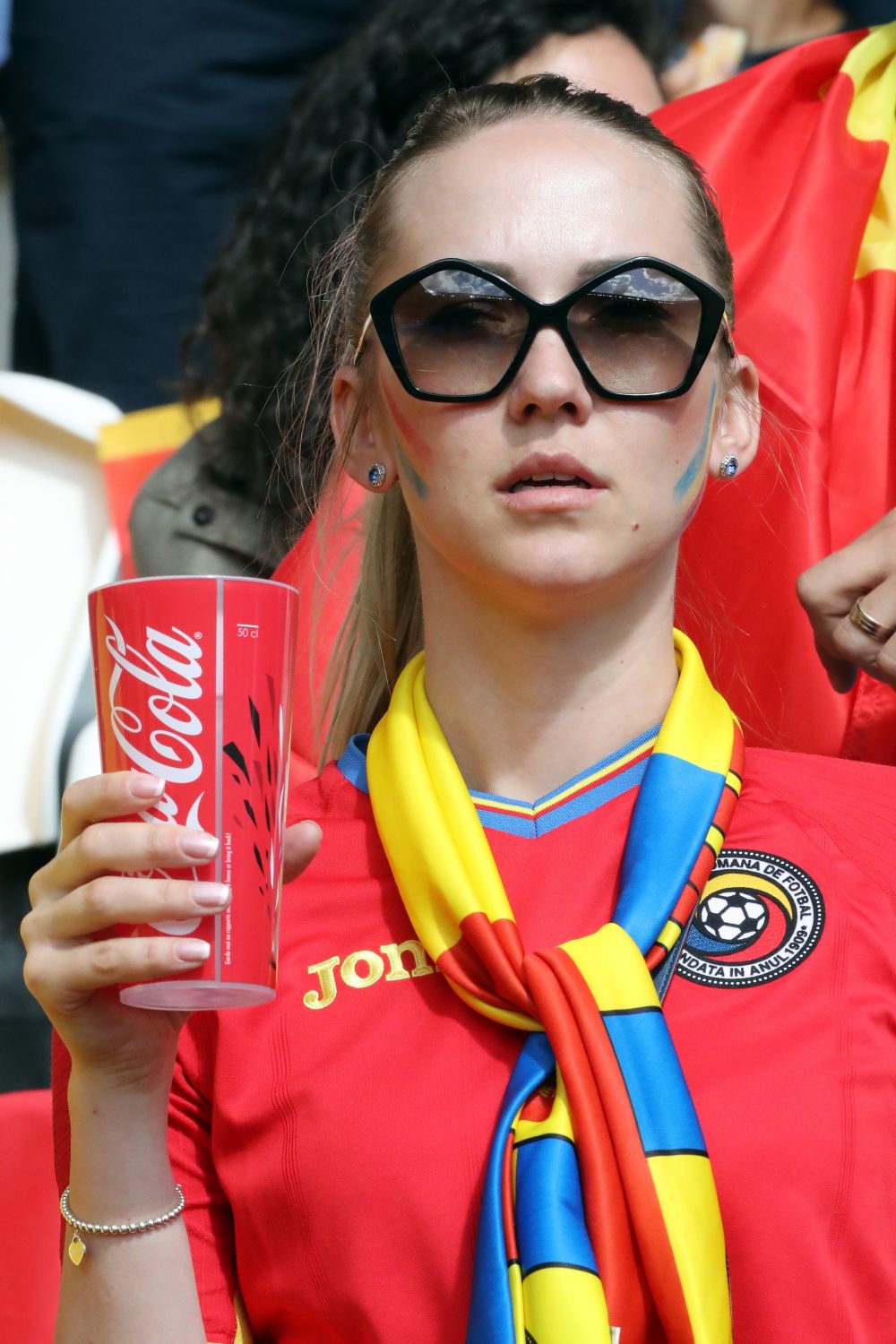 Daca se juca pe frumusete, Romania - Albania era finala Euro! GALERIE FOTO Cine castiga duelul fanelor?_20
