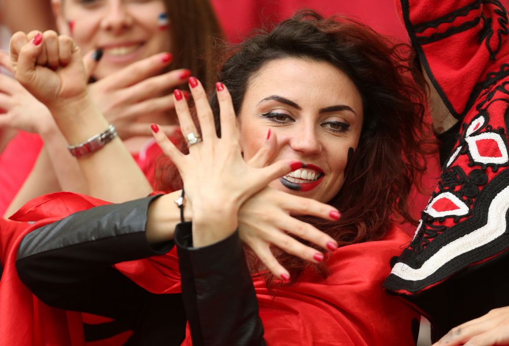 Daca se juca pe frumusete, Romania - Albania era finala Euro! GALERIE FOTO Cine castiga duelul fanelor?_23