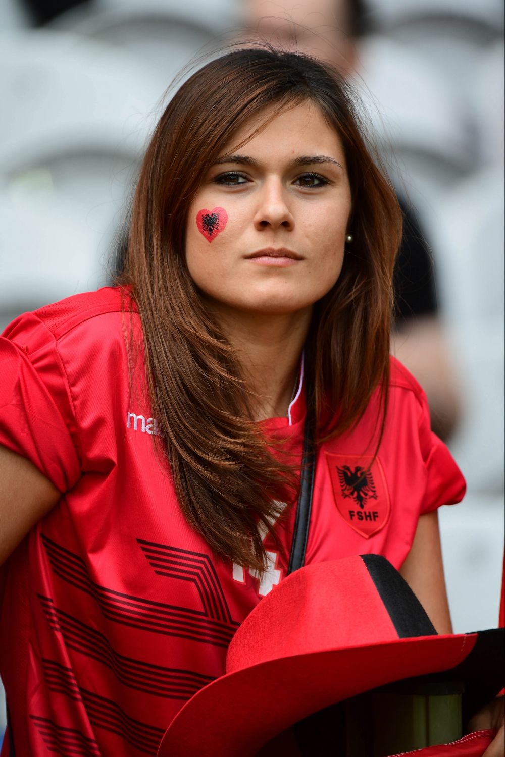 Daca se juca pe frumusete, Romania - Albania era finala Euro! GALERIE FOTO Cine castiga duelul fanelor?_7