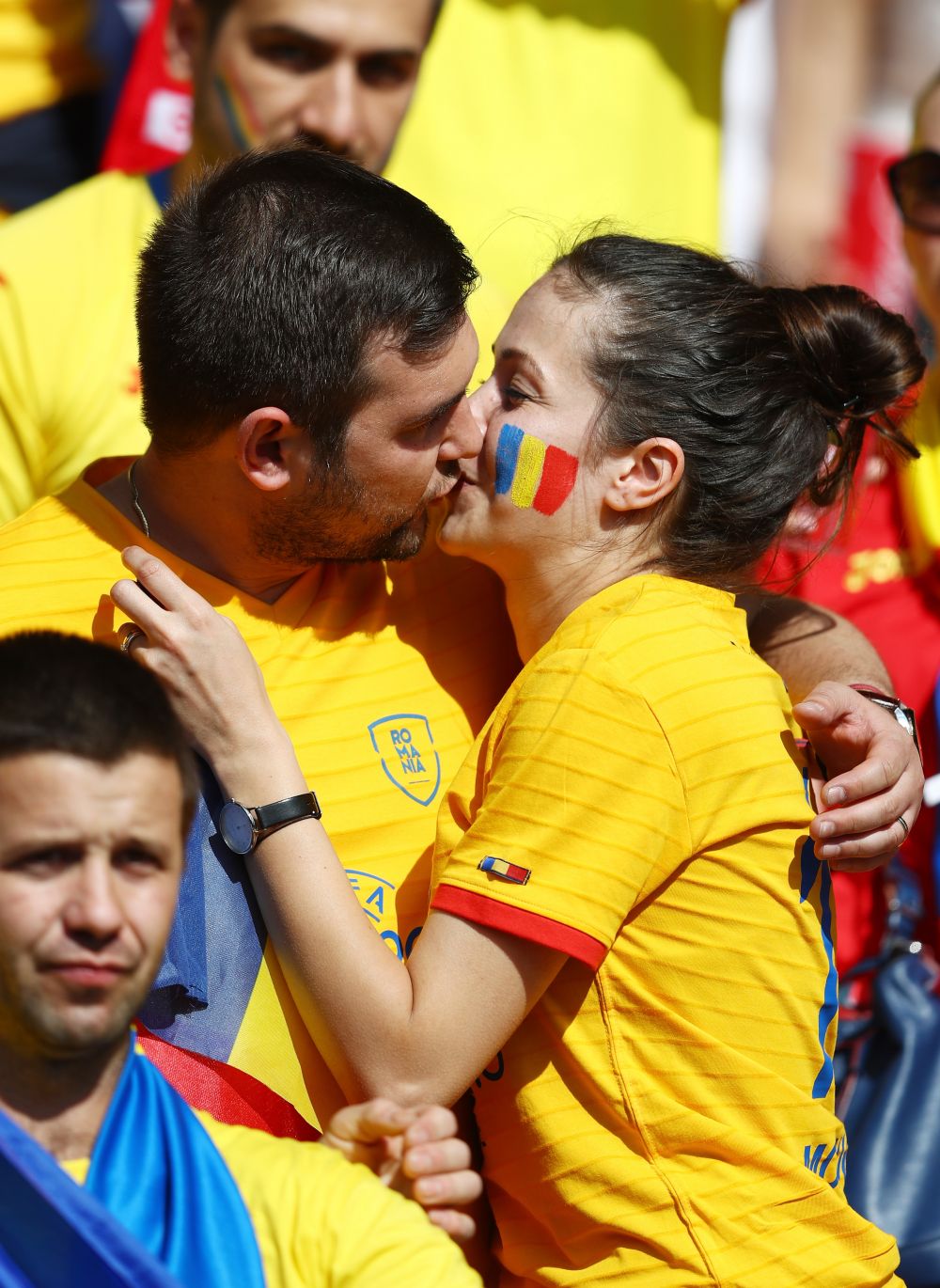 Daca se juca pe frumusete, Romania - Albania era finala Euro! GALERIE FOTO Cine castiga duelul fanelor?_10