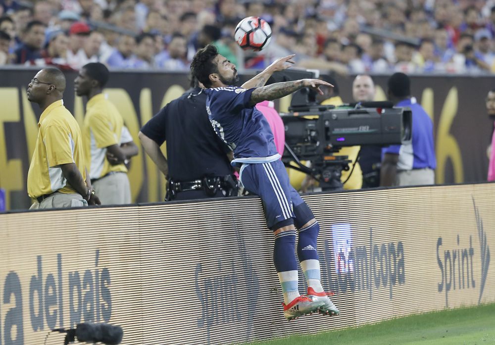 FOTO SOCANT! Lavezzi e out de la Copa America dupa ce si-a rupt cotul dupa un accident oribil!_2