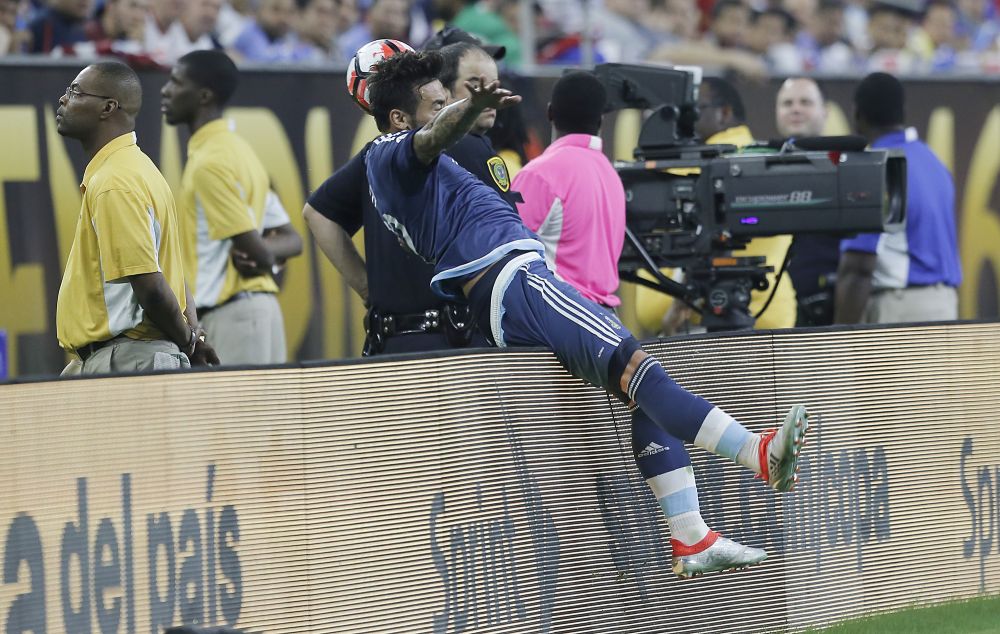 FOTO SOCANT! Lavezzi e out de la Copa America dupa ce si-a rupt cotul dupa un accident oribil!_4