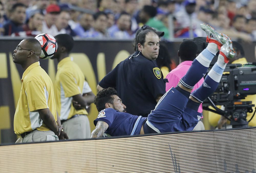 FOTO SOCANT! Lavezzi e out de la Copa America dupa ce si-a rupt cotul dupa un accident oribil!_5