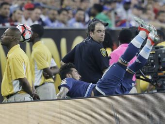
	FOTO SOCANT! Lavezzi e out de la Copa America dupa ce si-a rupt cotul dupa un accident oribil!
