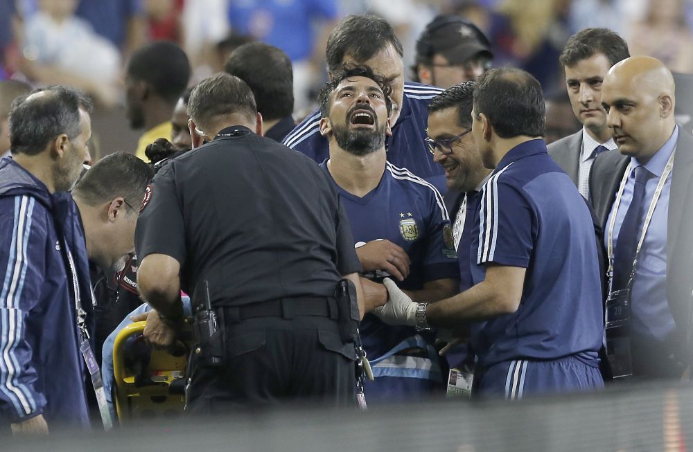 FOTO SOCANT! Lavezzi e out de la Copa America dupa ce si-a rupt cotul dupa un accident oribil!_6