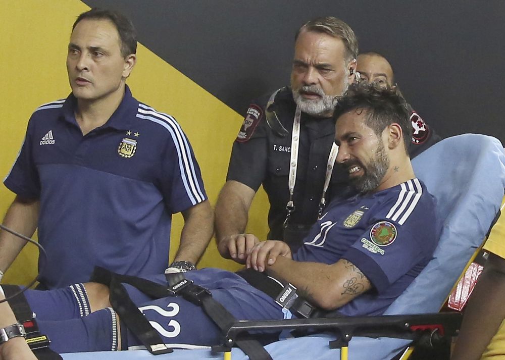 FOTO SOCANT! Lavezzi e out de la Copa America dupa ce si-a rupt cotul dupa un accident oribil!_8