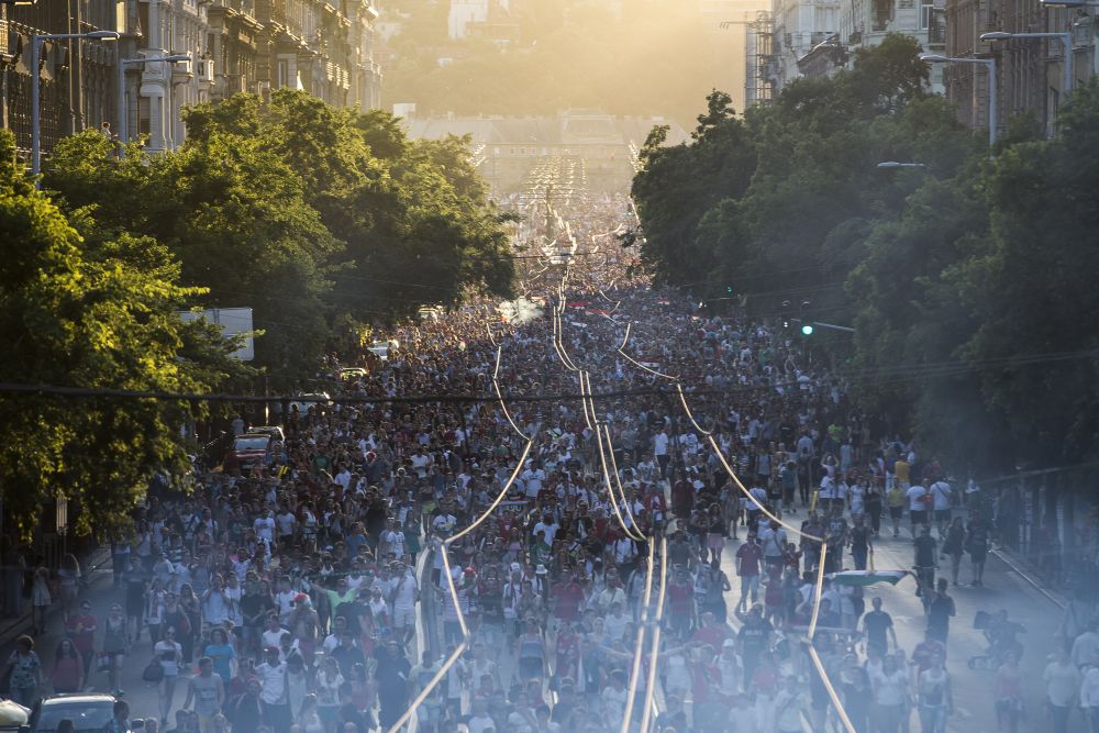 IMAGINI SENZATIONALE de pe strazile din Budapesta! 20.000 de oameni au blocat capitala Ungariei dupa calificarea in optimi la Euro_3