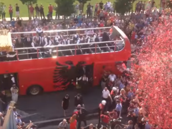 
	Albanezii, primiti acasa ca si cum au castigat EURO. Imagini senzationale: mii de oameni au iesit pe strazile din Tirana, jucatorii au fost asteptati de garda de onoare
