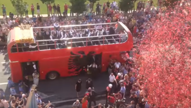 
	Albanezii, primiti acasa ca si cum au castigat EURO. Imagini senzationale: mii de oameni au iesit pe strazile din Tirana, jucatorii au fost asteptati de garda de onoare

