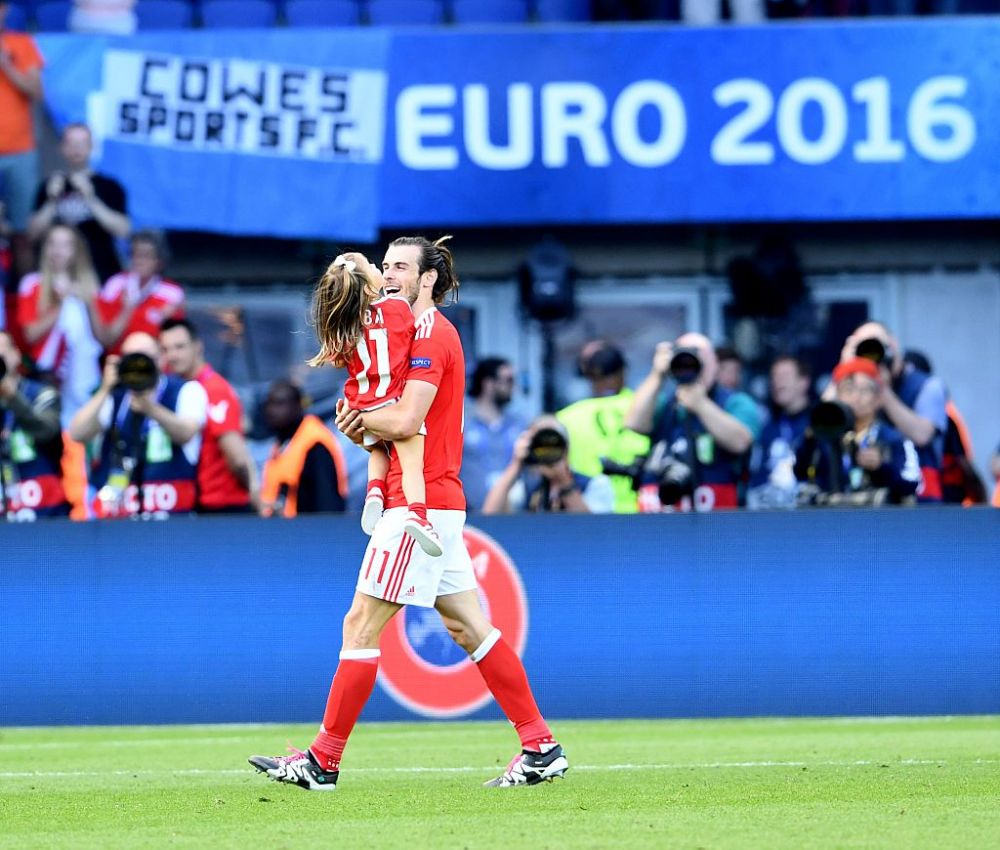El este Gheata de Aur de la Euro in acest moment! GALERIE FOTO: Imagini fantastice cu fetita lui Bale, intrata pe teren sa se bucure pentru calificarea nationalei_13