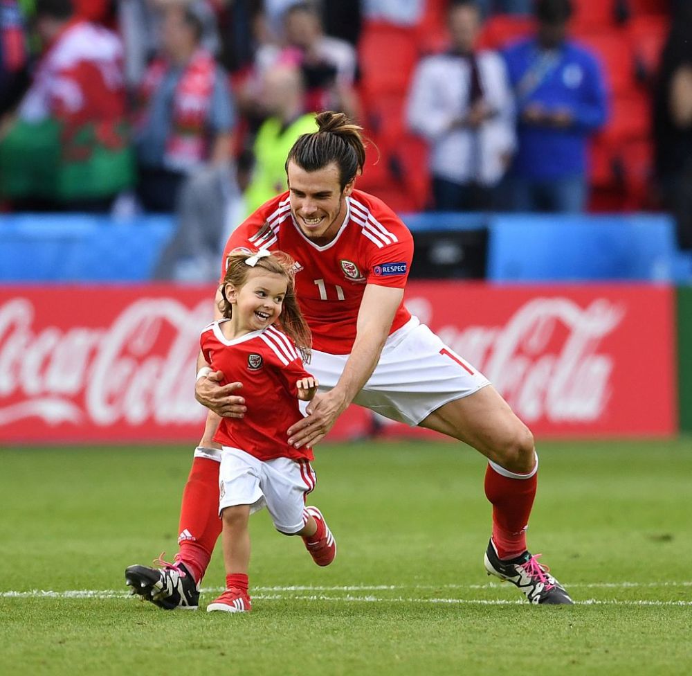 El este Gheata de Aur de la Euro in acest moment! GALERIE FOTO: Imagini fantastice cu fetita lui Bale, intrata pe teren sa se bucure pentru calificarea nationalei_3
