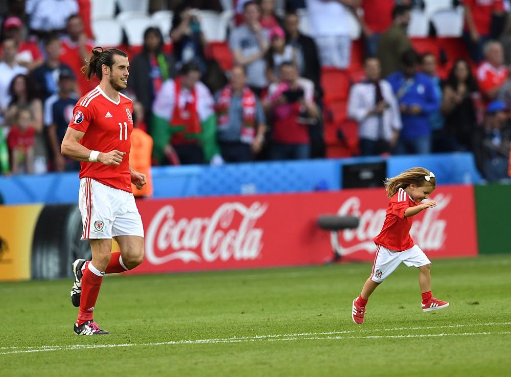 El este Gheata de Aur de la Euro in acest moment! GALERIE FOTO: Imagini fantastice cu fetita lui Bale, intrata pe teren sa se bucure pentru calificarea nationalei_5