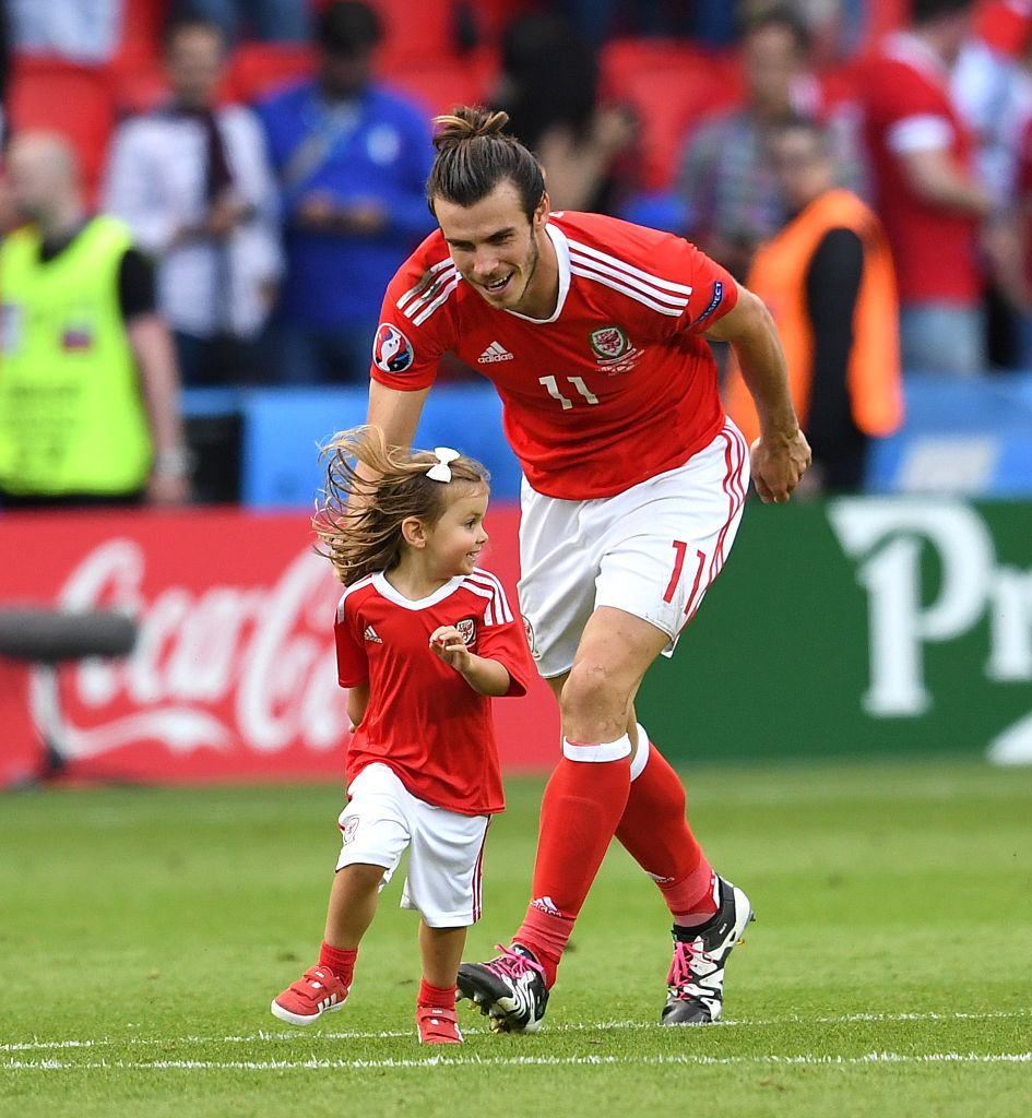 El este Gheata de Aur de la Euro in acest moment! GALERIE FOTO: Imagini fantastice cu fetita lui Bale, intrata pe teren sa se bucure pentru calificarea nationalei_6