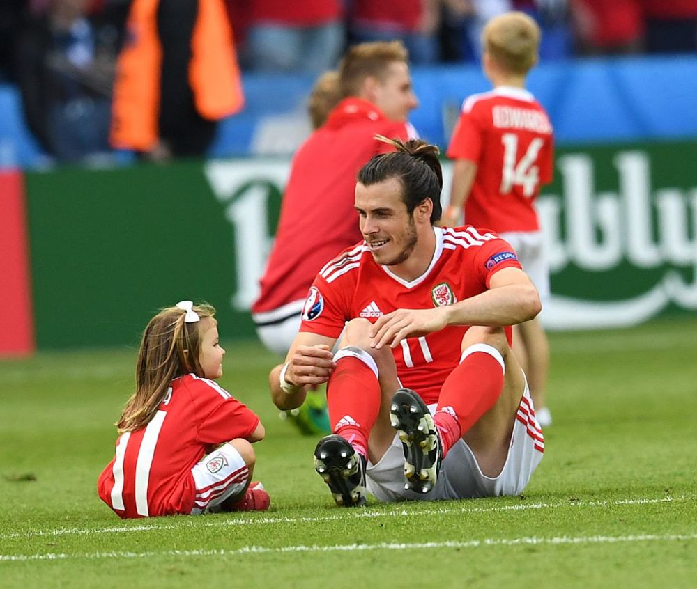 El este Gheata de Aur de la Euro in acest moment! GALERIE FOTO: Imagini fantastice cu fetita lui Bale, intrata pe teren sa se bucure pentru calificarea nationalei_7
