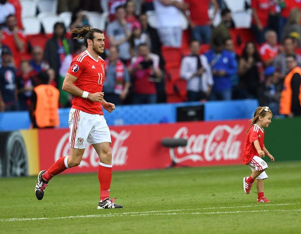 El este Gheata de Aur de la Euro in acest moment! GALERIE FOTO: Imagini fantastice cu fetita lui Bale, intrata pe teren sa se bucure pentru calificarea nationalei_10