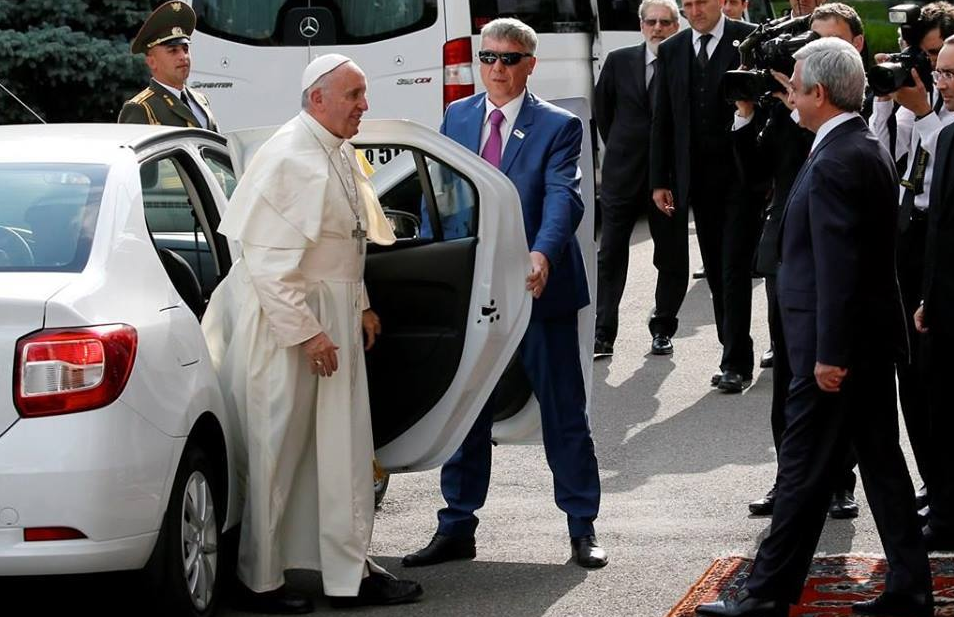 POZA ZILEI: Papa Francisc a mers intr-un LOGAN alb la ultima vizita oficiala!_2