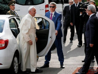 
	POZA ZILEI: Papa Francisc a mers intr-un LOGAN alb la ultima vizita oficiala! 
