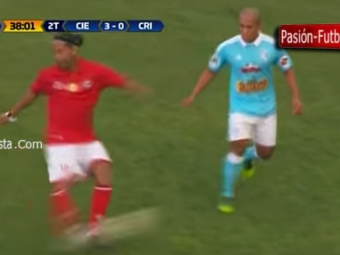 NO-LOOK PASS genial! Ronaldinho a facut din nou spectacol intr-un meci demonstrativ din Peru. VIDEO