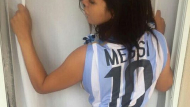 
	Ultima solutie pentru a-l convinge pe Messi sa revina :) Miss BumBum Brazilia il roaga pe argentinian sa continue la nationala. Cum arata aceasta
