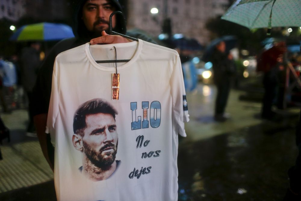 Argentinienii sunt in stare de orice pentru a-l face pe Messi sa revina la nationala. Imagini incredibile: pe o ploaie torentiala, mii de oameni au iesit in strada_1